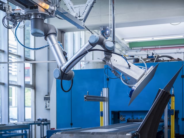handling robot in metalware production